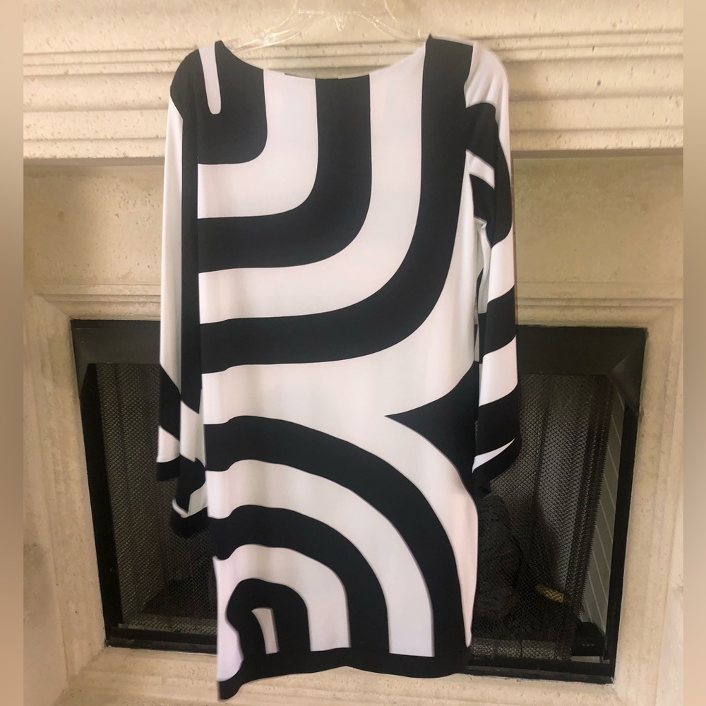 SOHO Apparel Long Slv Bold Black &White Abstract Optical Pattern Shift Midi Drss - Picture 5 of 7